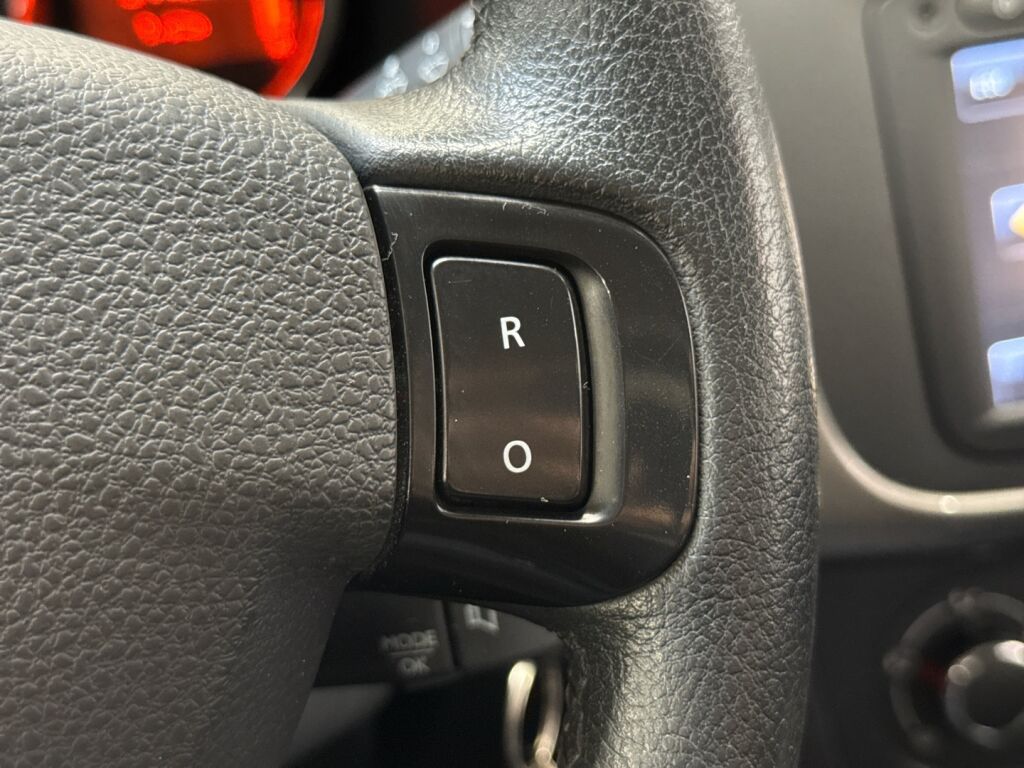 Dacia Sandero 2015 Punainen