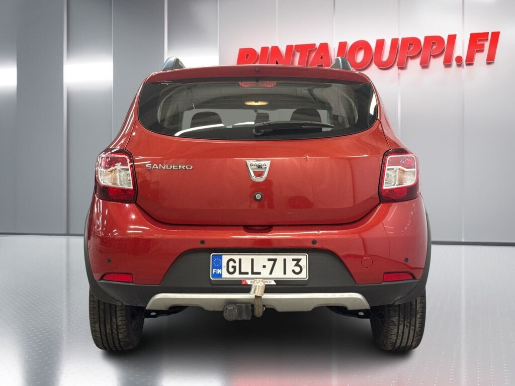 Dacia Sandero 2015 Punainen