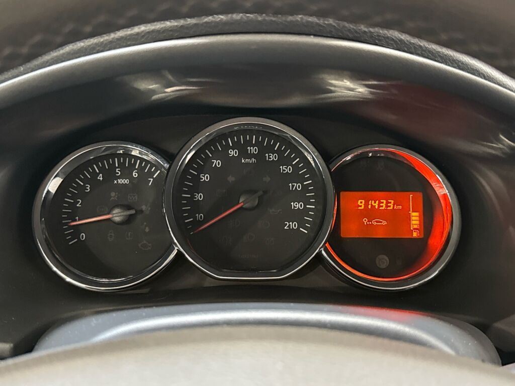 Dacia Sandero 2015 Punainen