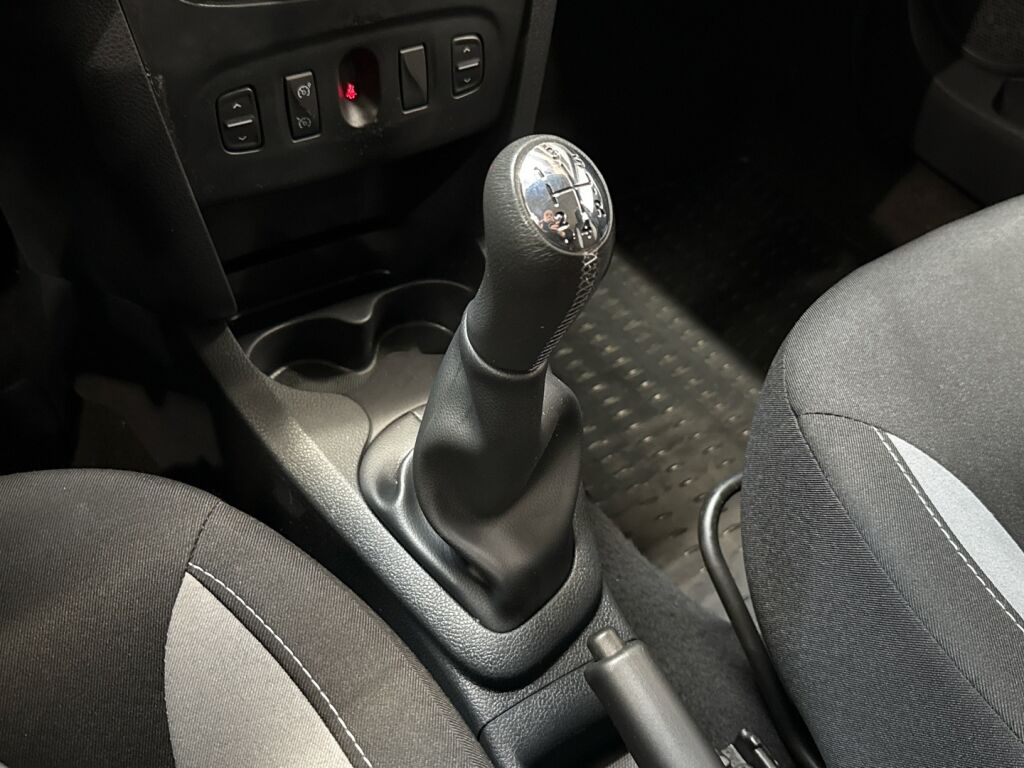 Dacia Sandero 2015 Punainen