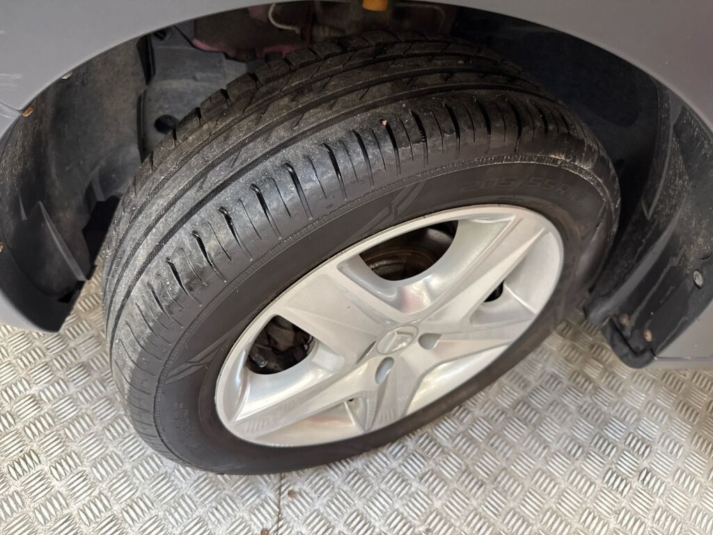 Dacia Sandero 2015 Punainen