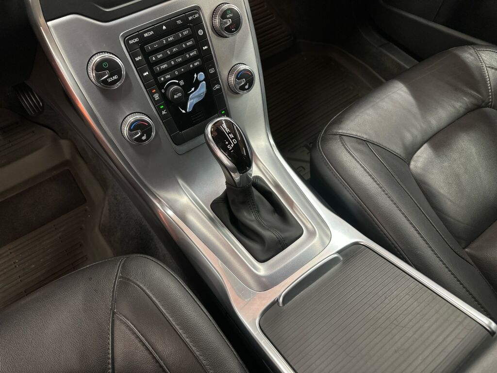 Volvo V70 2016 Punainen