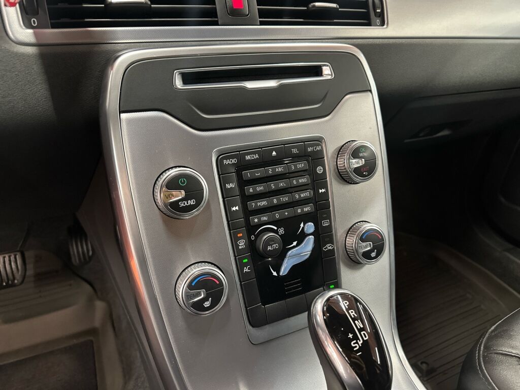 Volvo V70 2016 Punainen