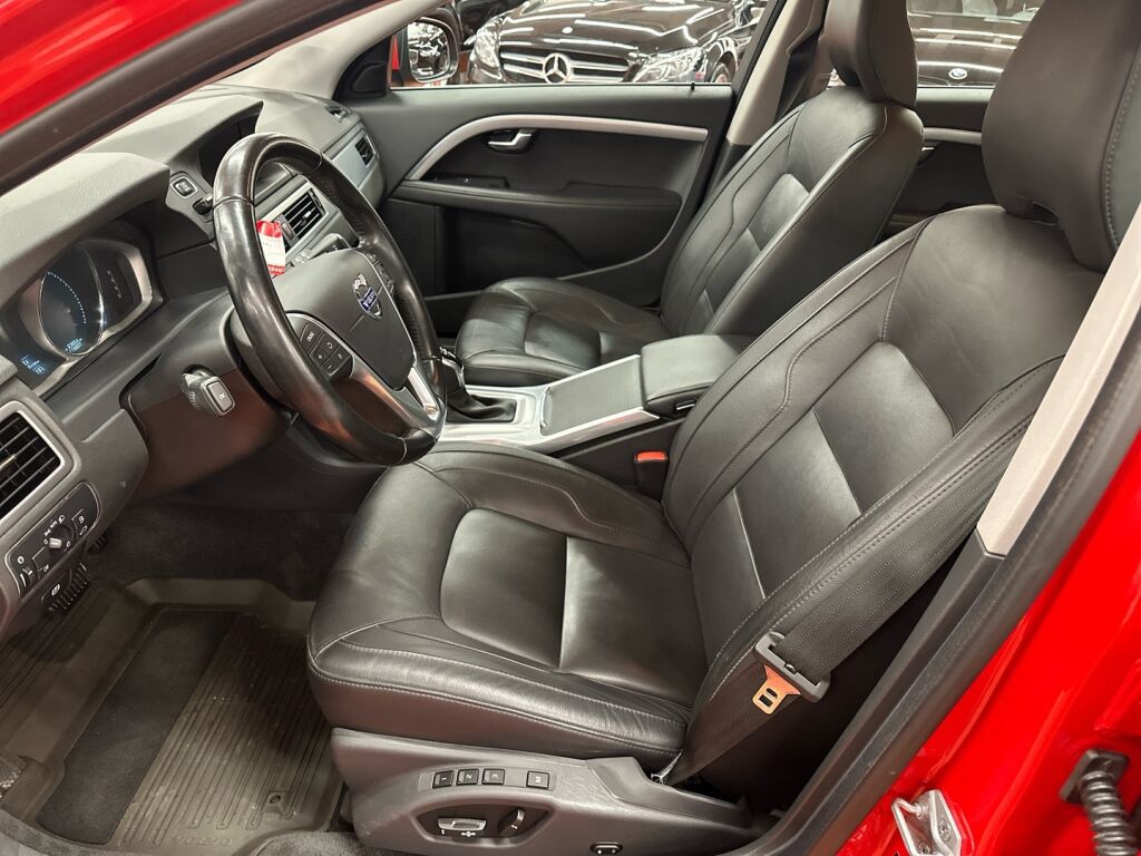 Volvo V70 2016 Punainen