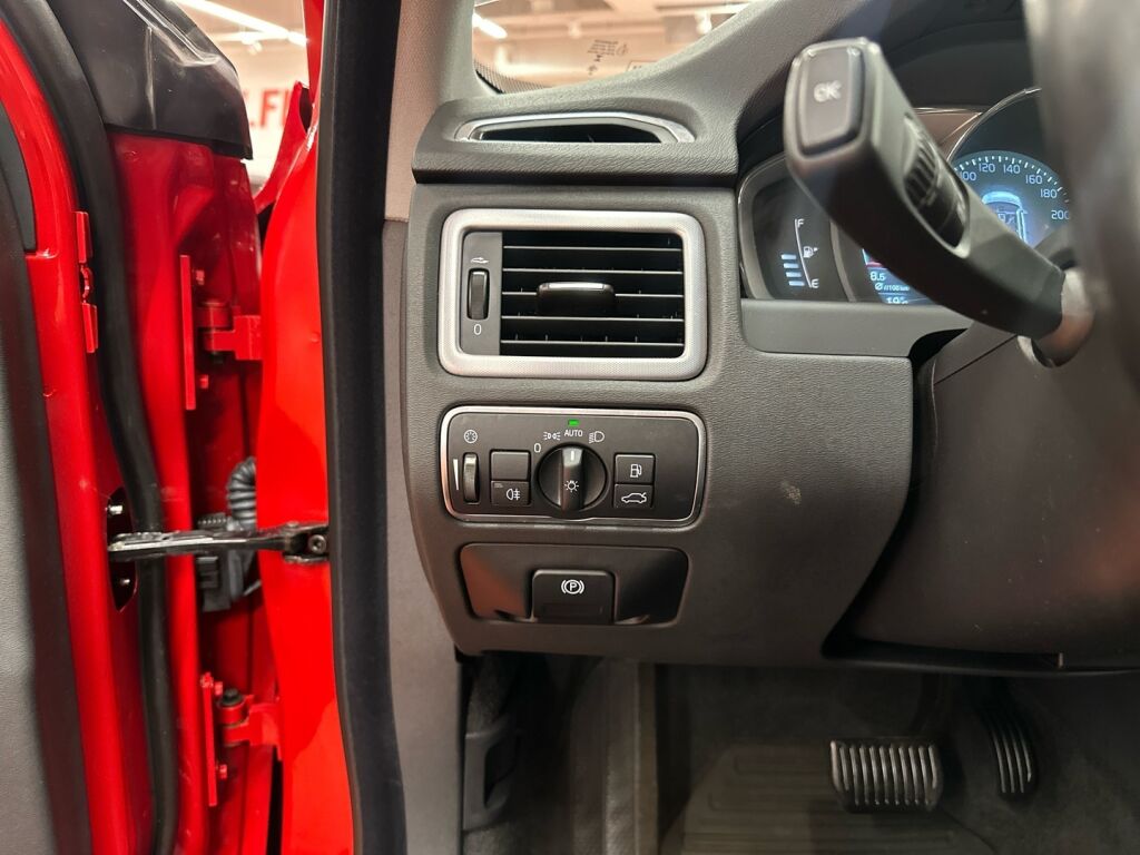 Volvo V70 2016 Punainen