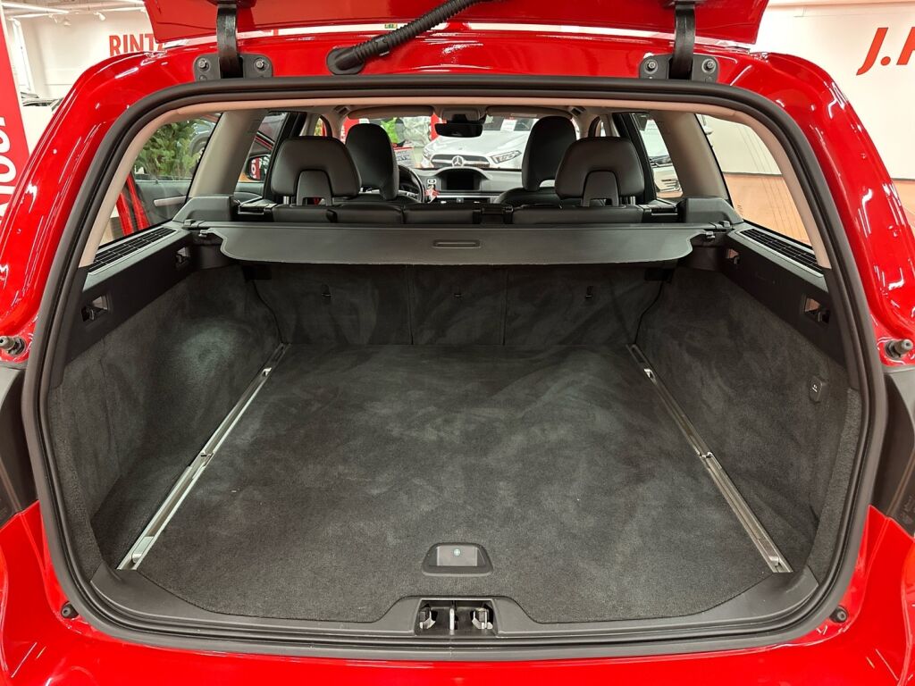 Volvo V70 2016 Punainen