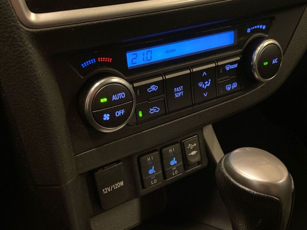 Toyota Auris 2015 Ruskea (beige)