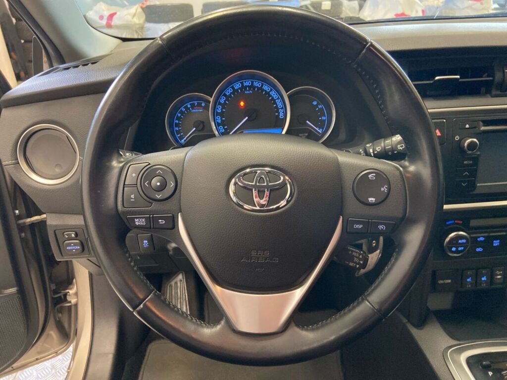 Toyota Auris 2015 Ruskea (beige)