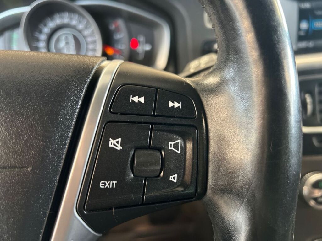 Volvo V60 2015 Musta