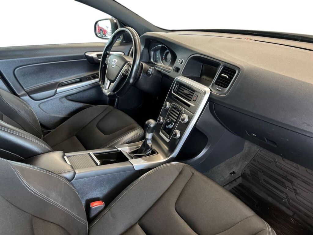 Volvo V60 2015 Musta
