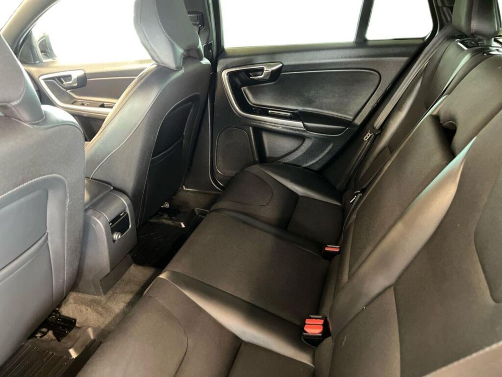 Volvo V60 2015 Musta