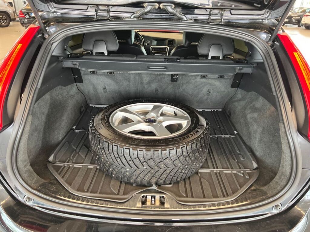 Volvo V60 2015 Musta