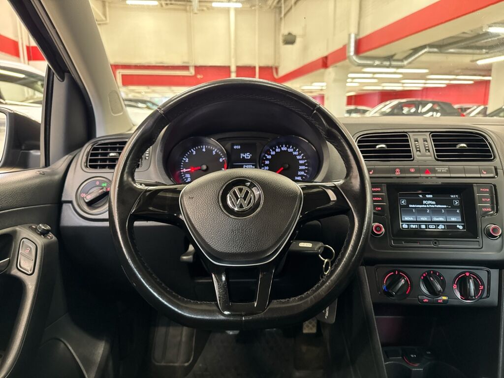 Volkswagen Polo 2015 Musta