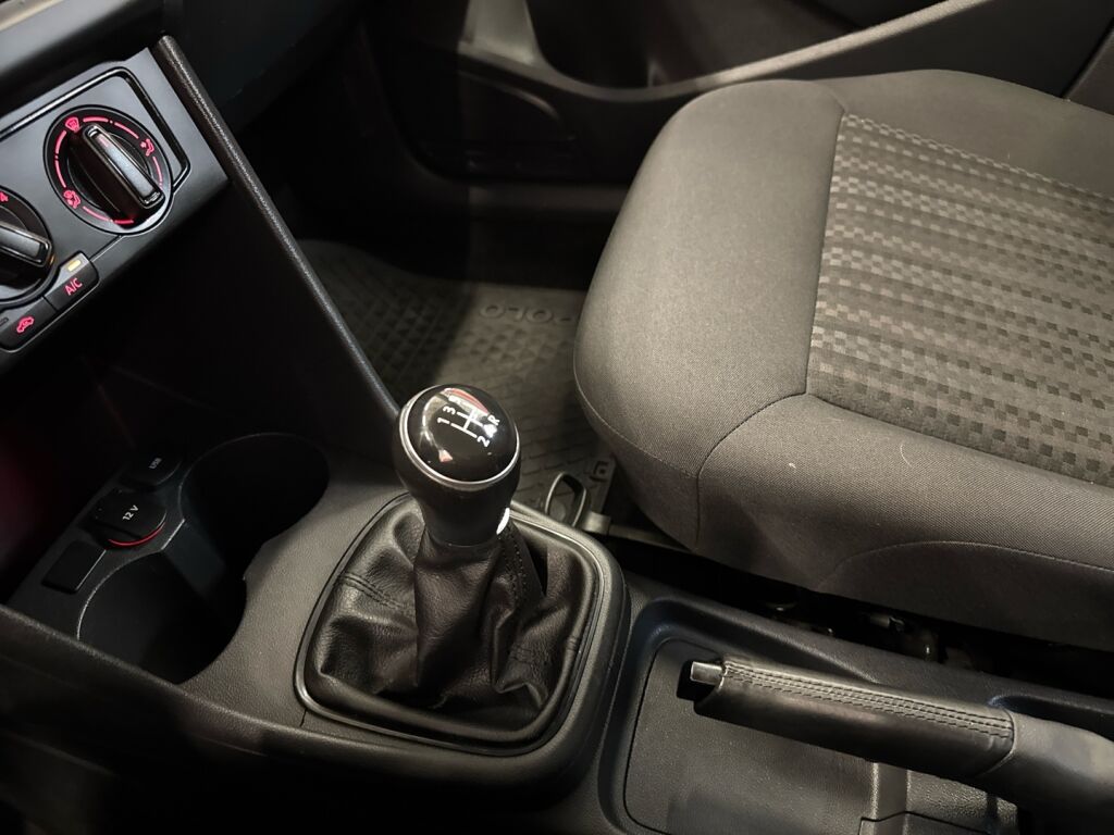 Volkswagen Polo 2015 Musta