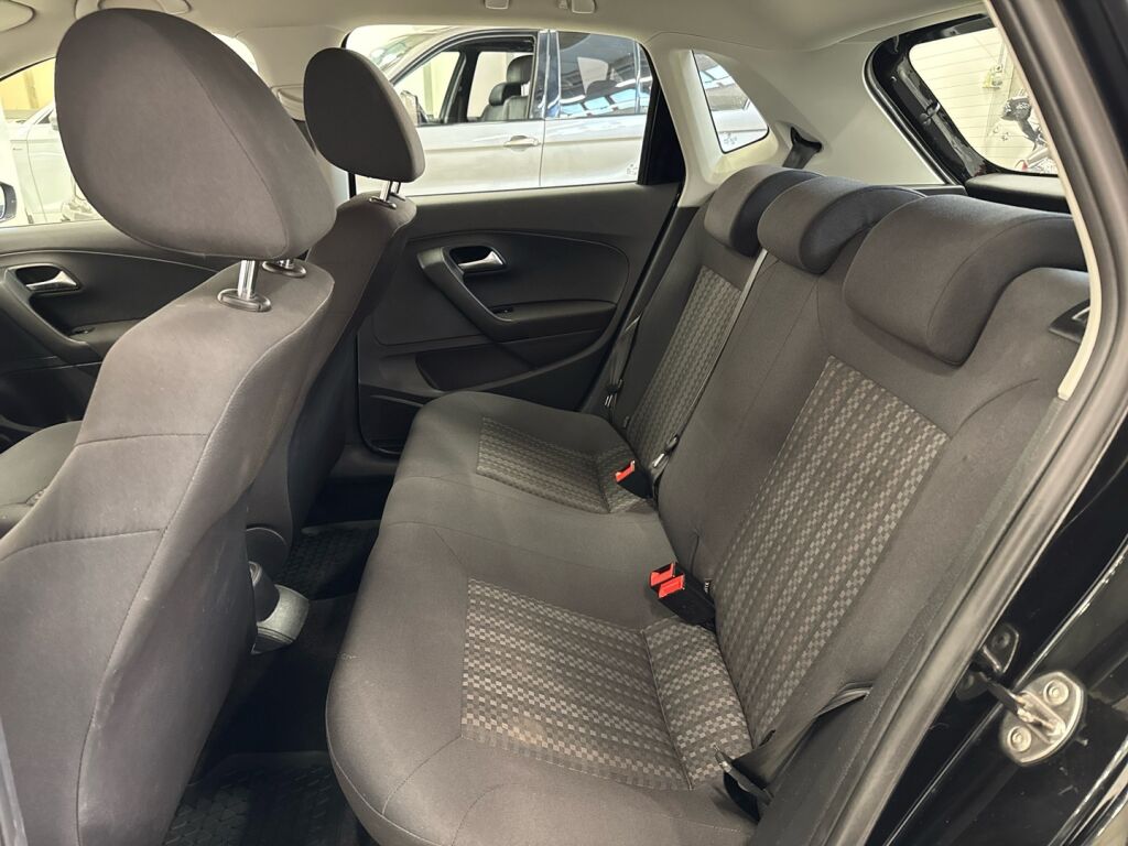 Volkswagen Polo 2015 Musta