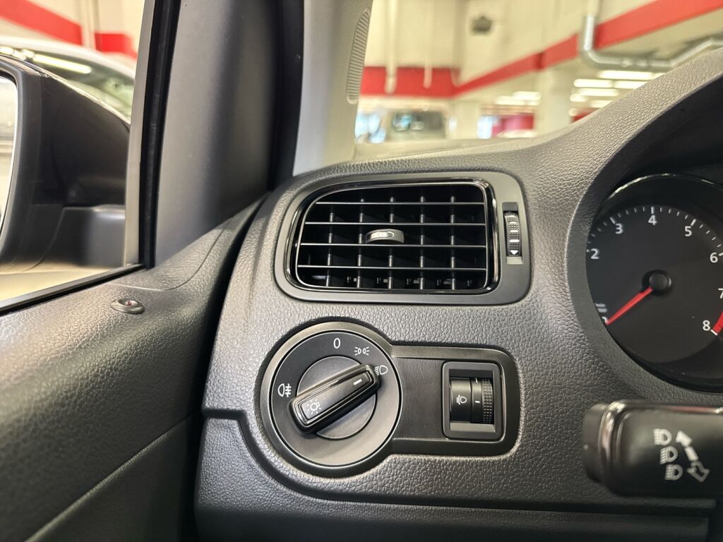 Volkswagen Polo 2015 Musta