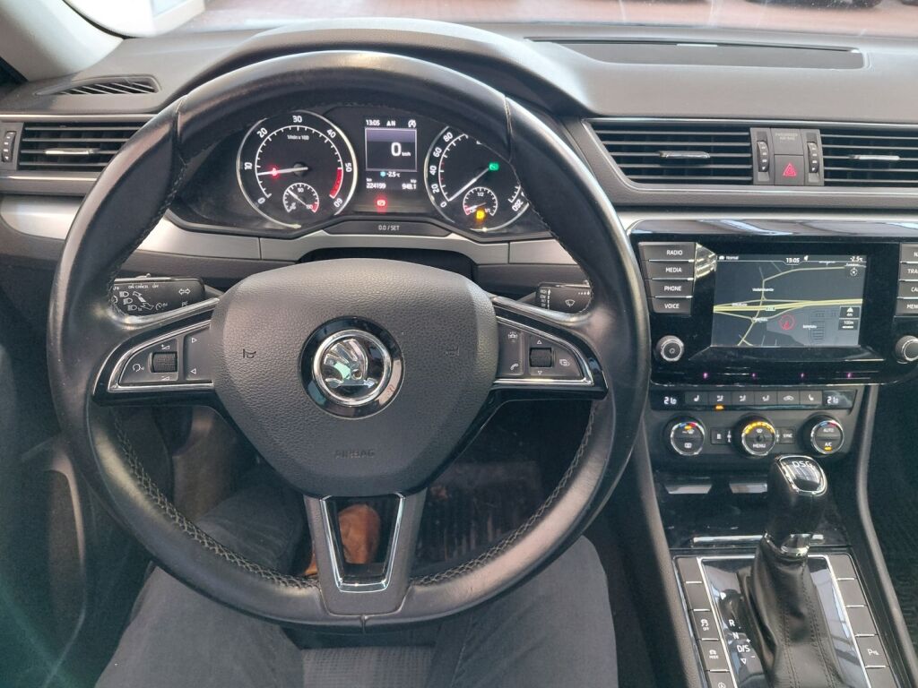 Skoda Superb 2016 Musta