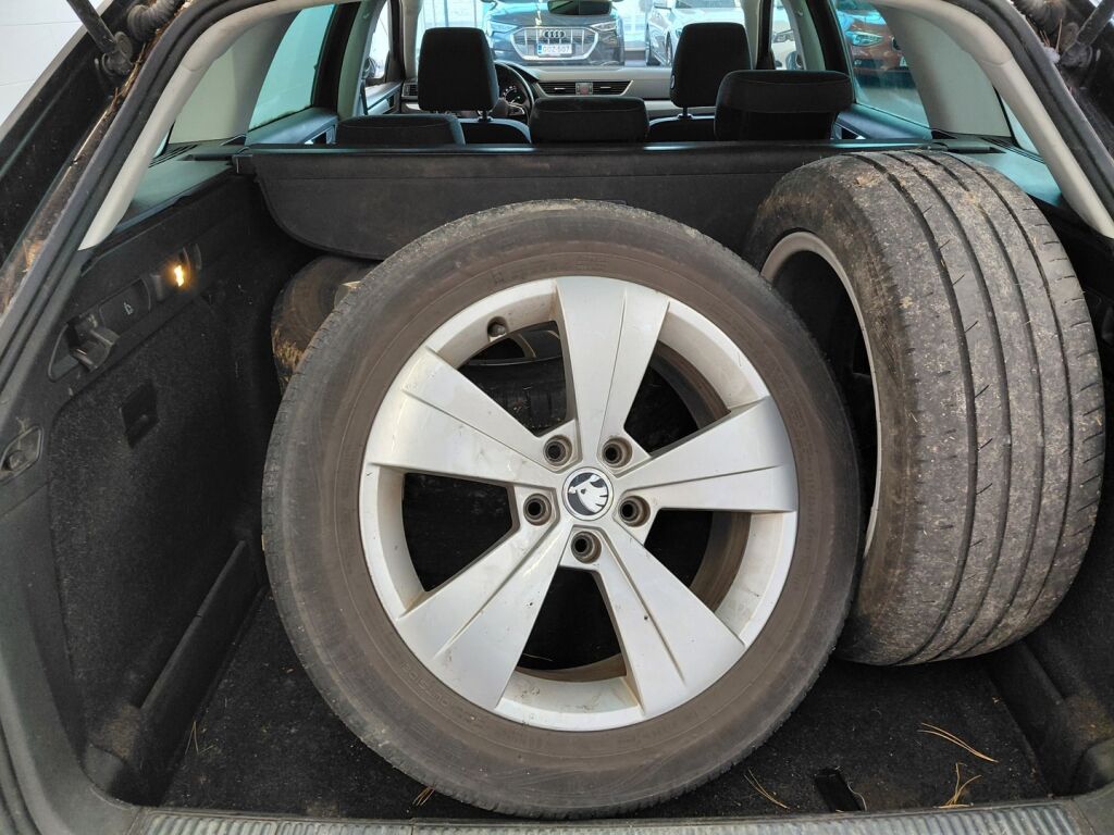 Skoda Superb 2016 Musta