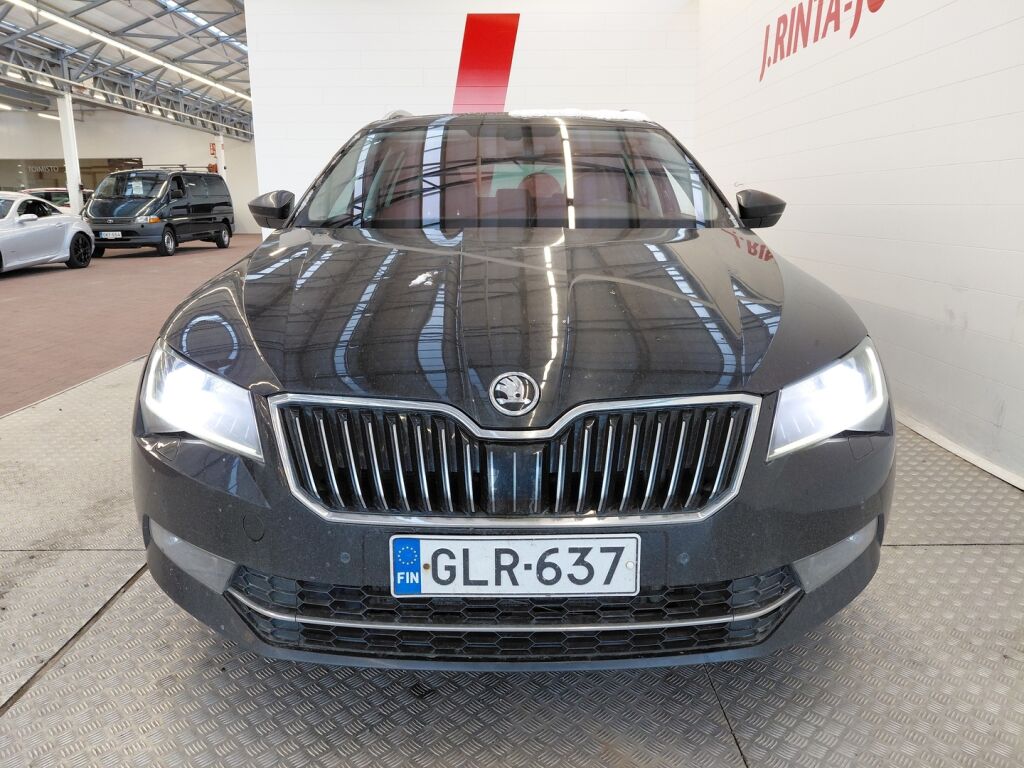 Skoda Superb 2016 Musta