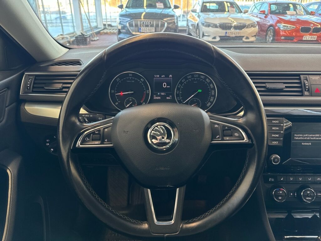 Skoda Superb 2016 Musta