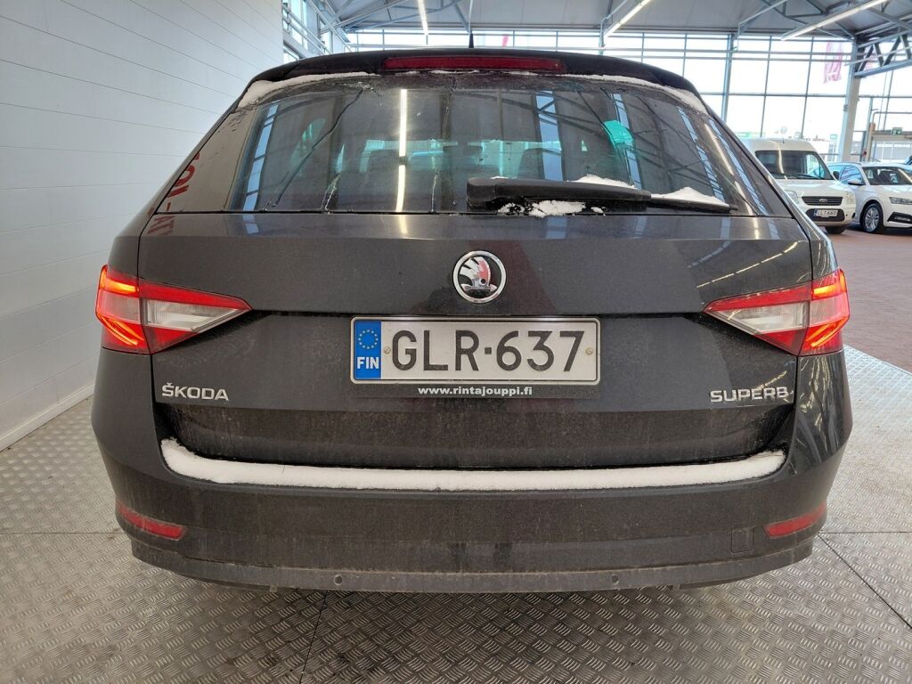 Skoda Superb 2016 Musta