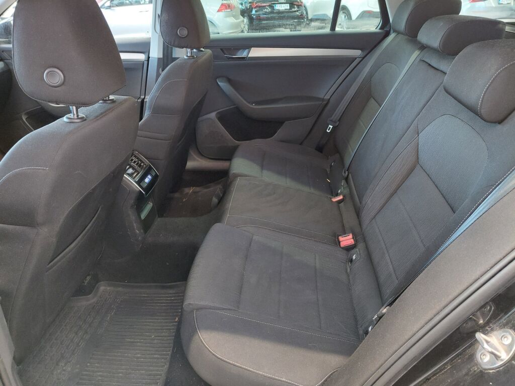 Skoda Superb 2016 Musta