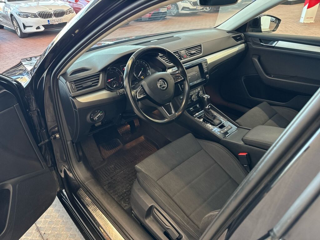 Skoda Superb 2016 Musta