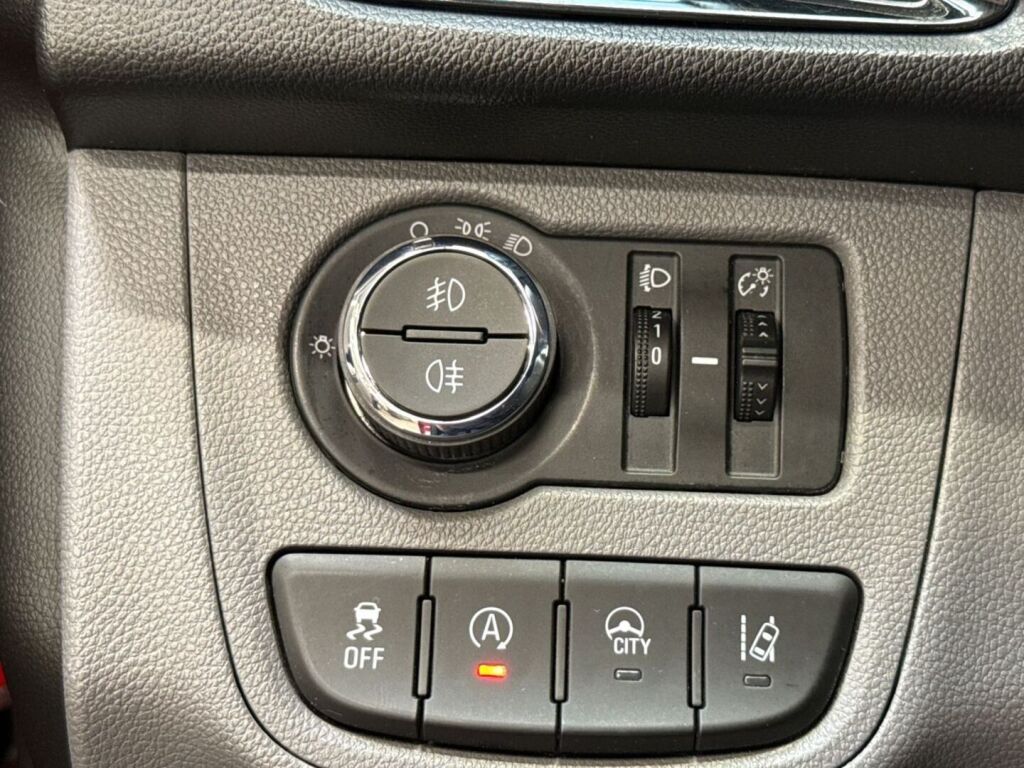 Opel Karl 2016 Punainen