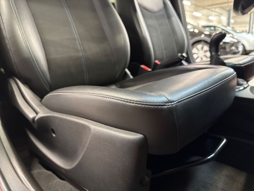 Opel Karl 2016 Punainen