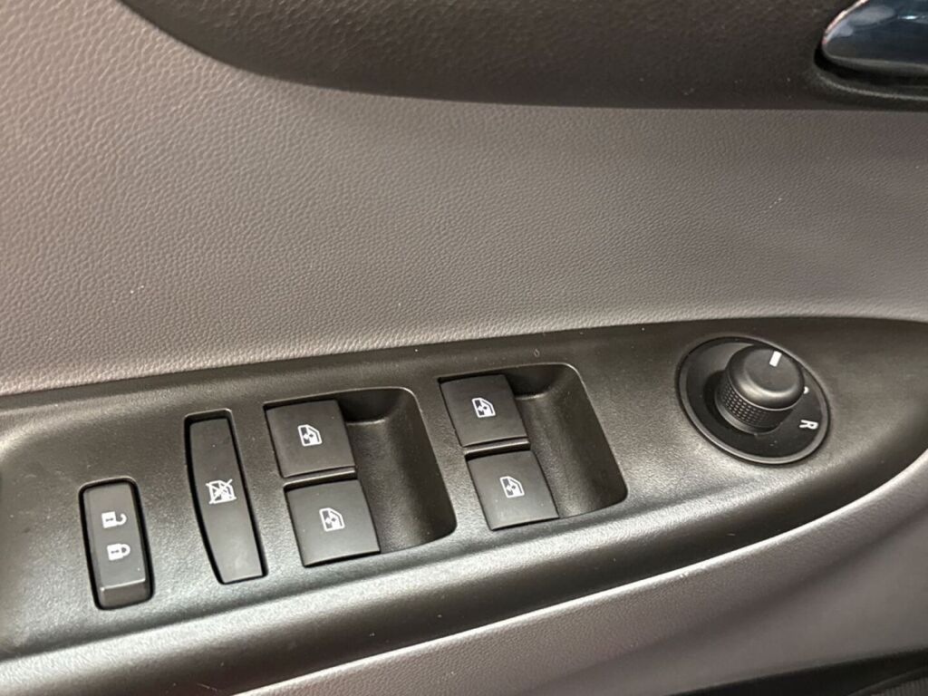 Opel Karl 2016 Punainen