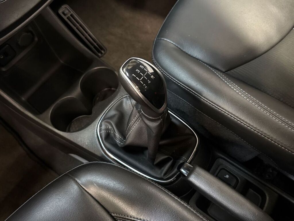Opel Karl 2016 Punainen