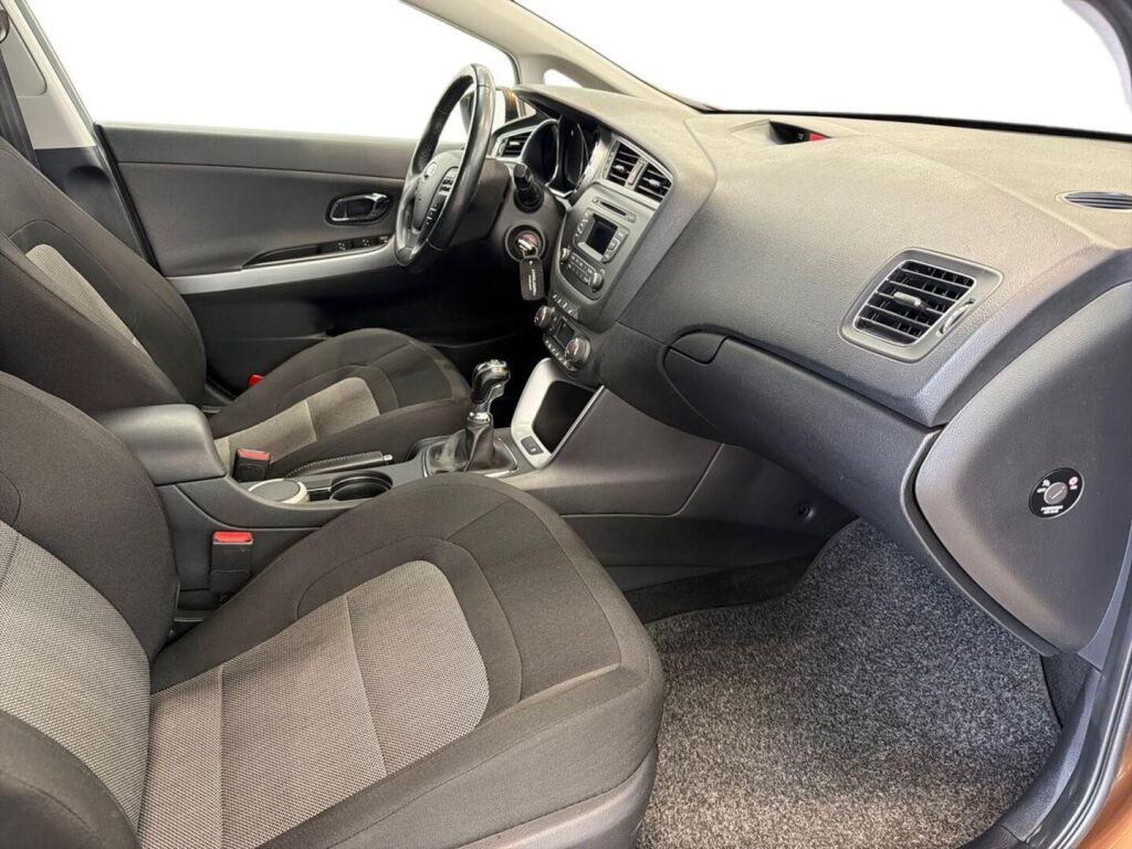 Kia Ceed 2016 Ruskea (beige)