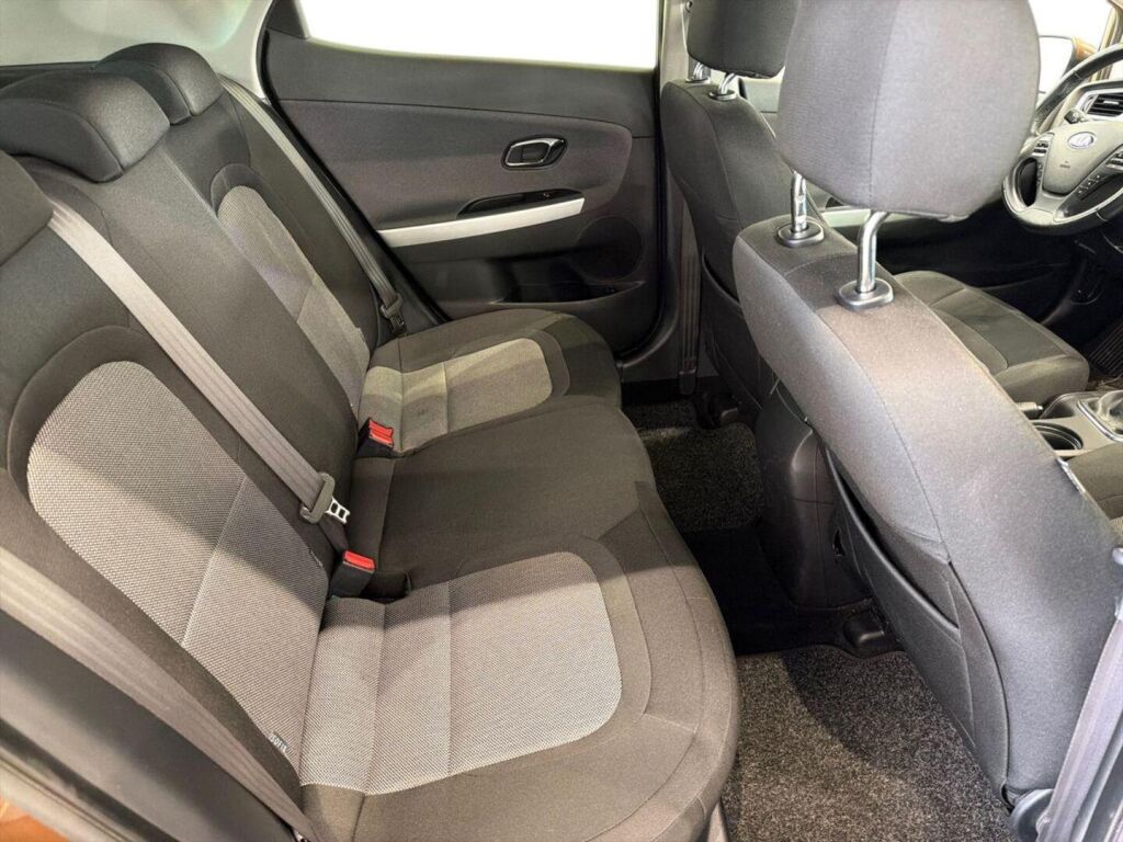 Kia Ceed 2016 Ruskea (beige)