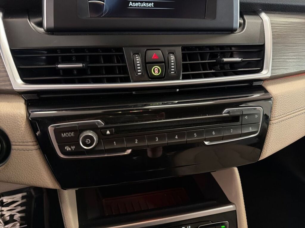 BMW 216 2016 Musta