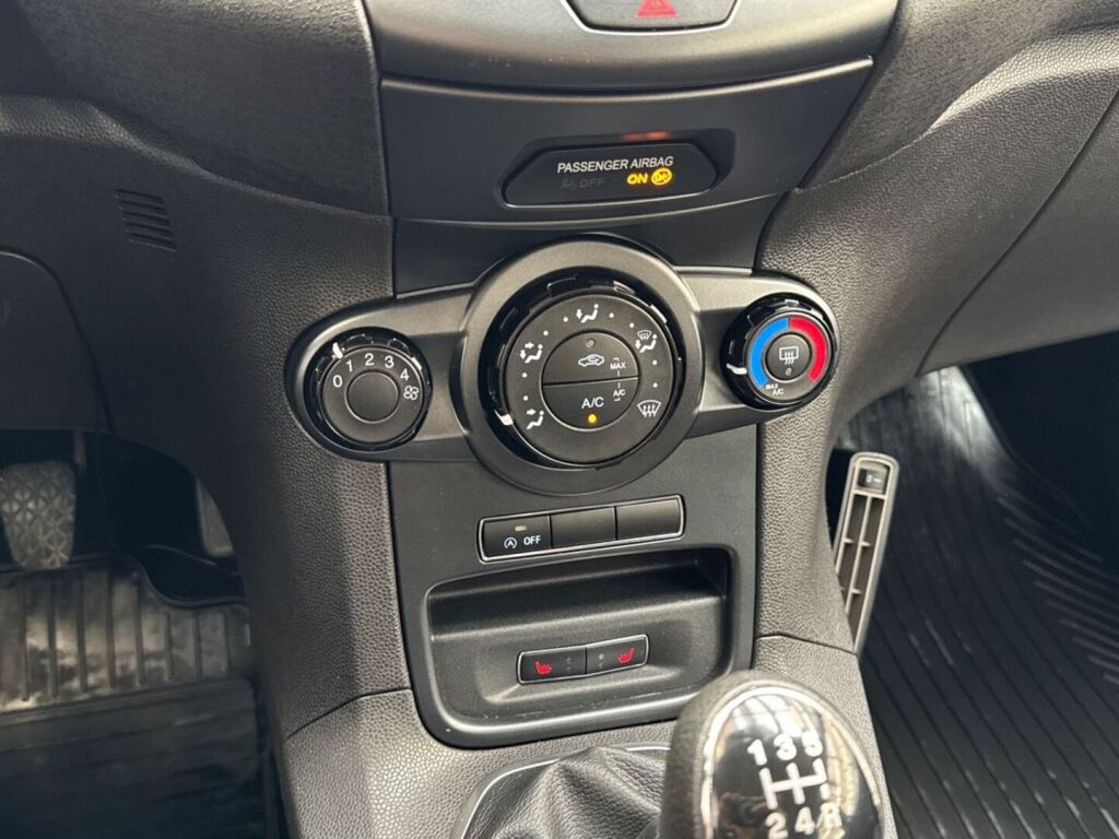 Ford Fiesta 2016 Punainen