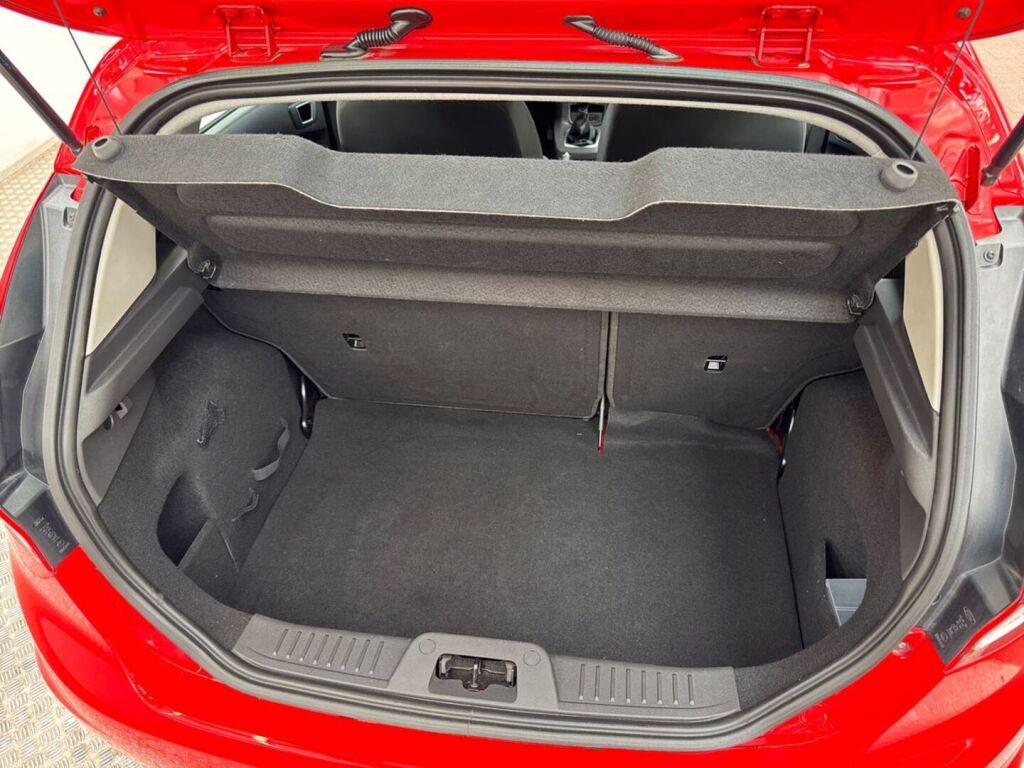 Ford Fiesta 2016 Punainen