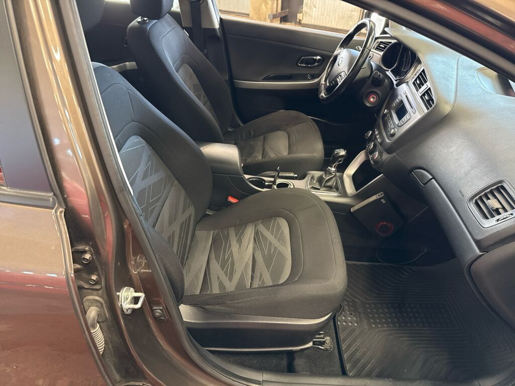 Kia Ceed 2016 Ruskea (beige)