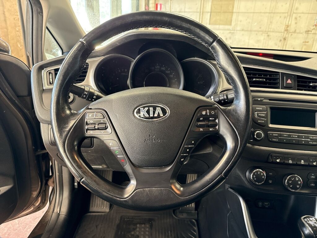 Kia Ceed 2016 Ruskea (beige)