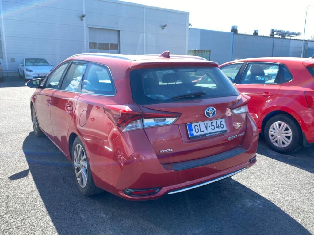 Toyota Auris 2016 Punainen