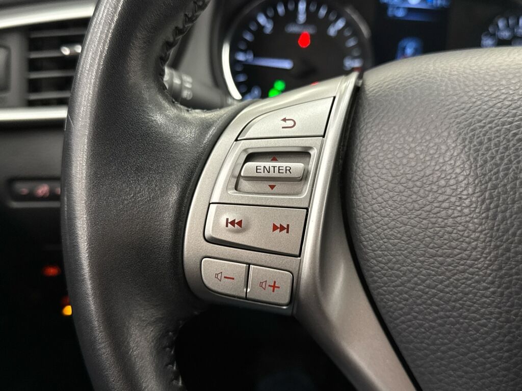 Nissan Qashqai 2016 Punainen