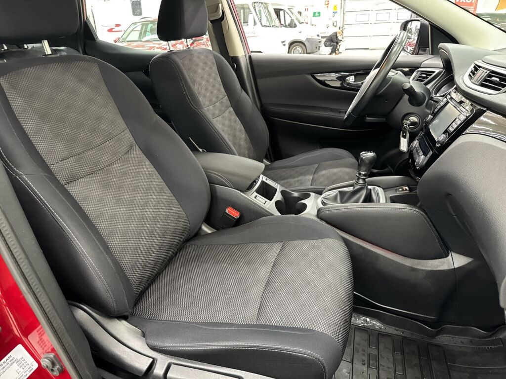 Nissan Qashqai 2016 Punainen