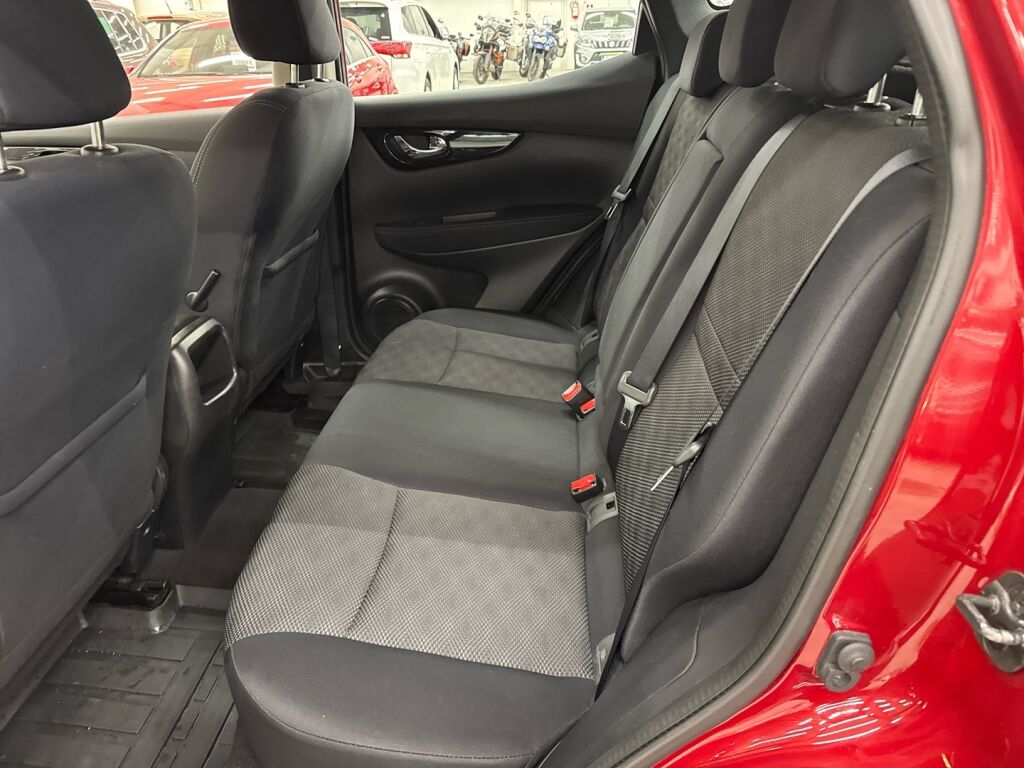 Nissan Qashqai 2016 Punainen