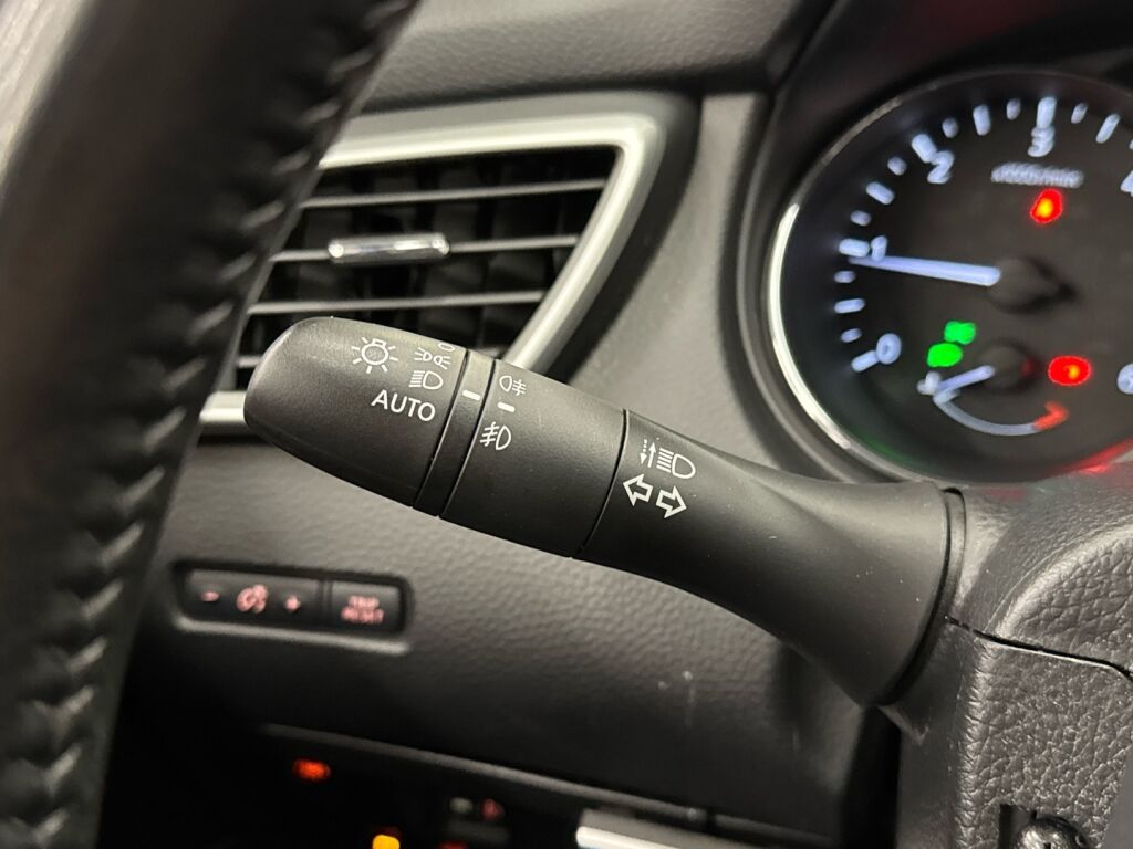 Nissan Qashqai 2016 Punainen