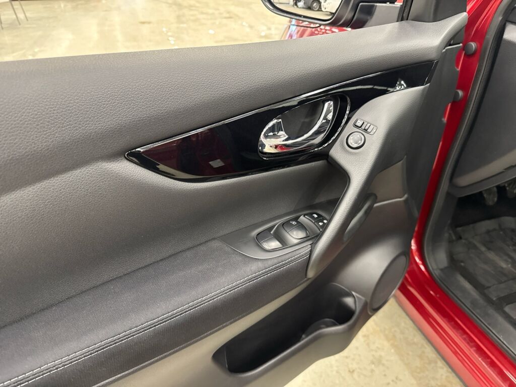 Nissan Qashqai 2016 Punainen