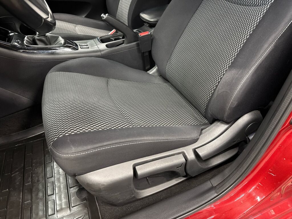 Nissan Pulsar 2016 Punainen