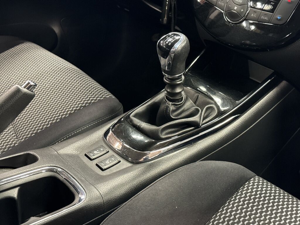 Nissan Pulsar 2016 Punainen