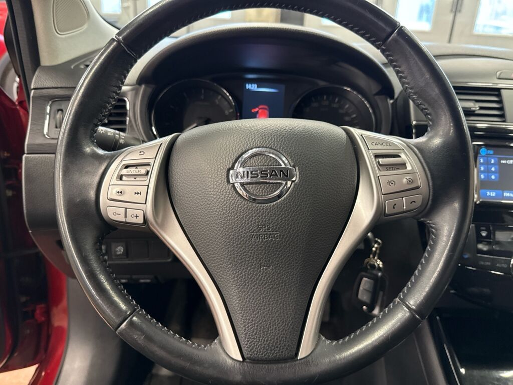 Nissan Pulsar 2016 Punainen