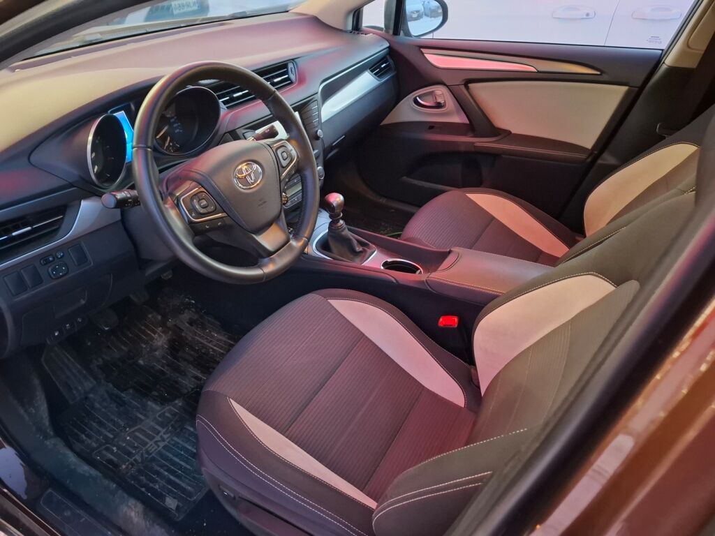 Toyota Avensis 2015 Harmaa