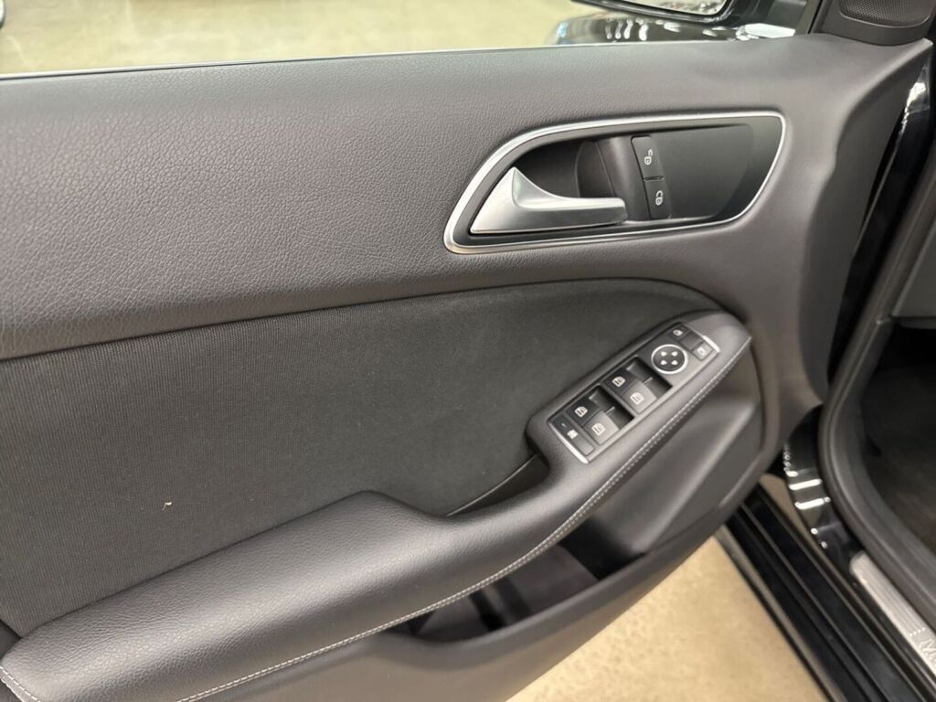 Mercedes-Benz B 2016 Musta
