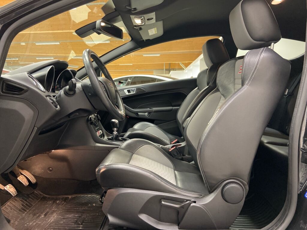 Ford Fiesta 2016 Musta